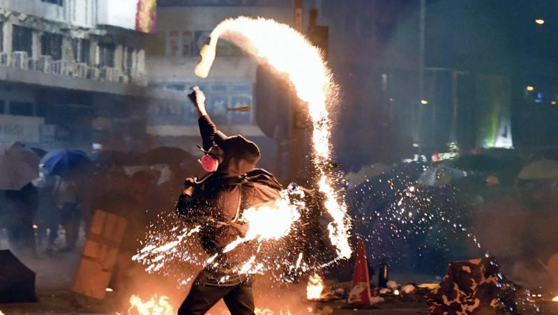 Ein Demonstrant wirft einen Molotowcocktail auf die Polizei. Ein Demonstrant wirft einen Molotowcocktail auf die Polizei.