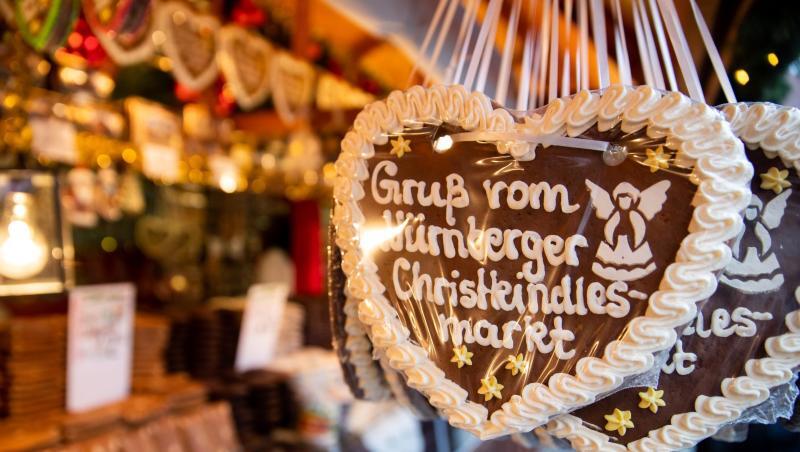 Lebkuchenherzen mit der Aufschrift "Gruß vom Nürnberger Christkindlesmarkt" hängen an einem Stand. Foto: Daniel Karmann Lebkuchenherzen mit der Aufschrift "Gruß vom Nürnberger Christkindlesmarkt" hängen an einem Stand. Foto: Daniel Karmann