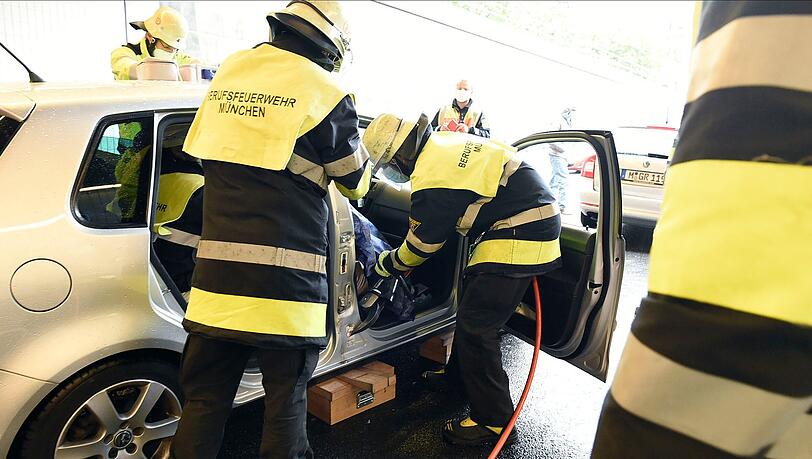 Bergungsarbeiten der Feuerwehr nach dem Verkehrsunfall auf der Schenkendorfstraße.