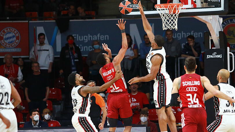 Bayern-Spieler Darrun Hilliard (links) im Duell mit Mailands Kyle Hines.