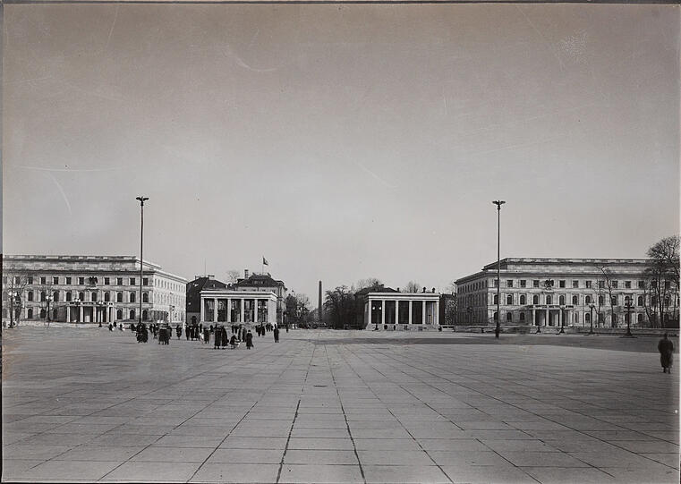 1937: Das "Forum der Bewegung" der Nazis ist vollendet: 22 000 Granitplatten bedecken den Königsplatz - im Hintergrund Führerbau (r.), die beiden Ehrentempel, das Braune Haus und der Verwaltungsbau der NSDAP.