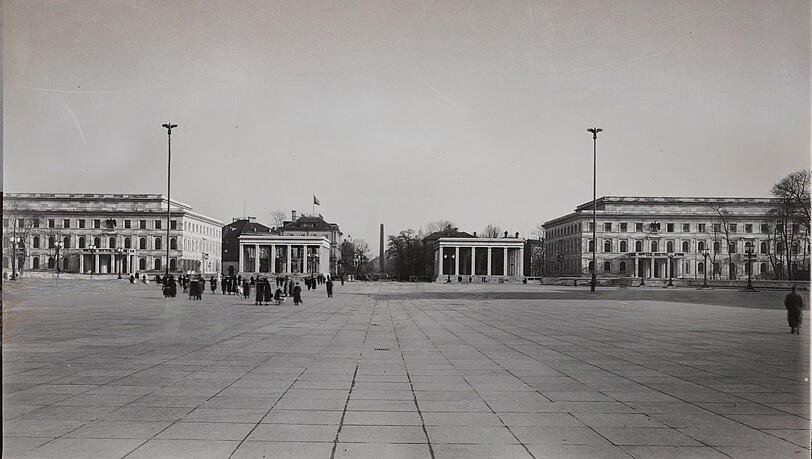 1937: Das "Forum der Bewegung" der Nazis ist vollendet: 22 000 Granitplatten bedecken den Königsplatz - im Hintergrund Führerbau (r.), die beiden Ehrentempel, das Braune Haus und der Verwaltungsbau der NSDAP. 1937: Das "Forum der Bewegung" der Nazis ist vollendet: 22 000 Granitplatten bedecken den Königsplatz - im Hintergrund Führerbau (r.), die beiden Ehrentempel, das Braune Haus und der Verwaltungsbau der NSDAP.