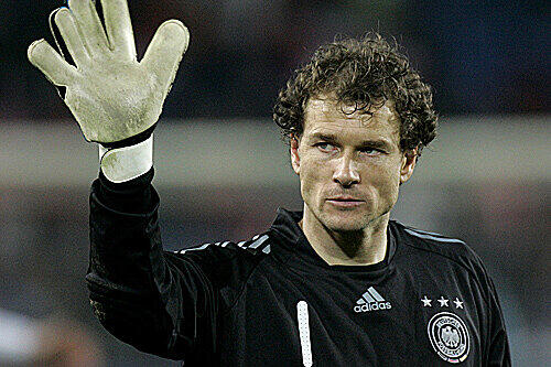 Jens Lehmann dirigierte seine Vorderleute glänzend, gab auf dem Platz lautstark den Chef und empfahl sich für die EM &ndash; hinterher allerdings schwieg er.