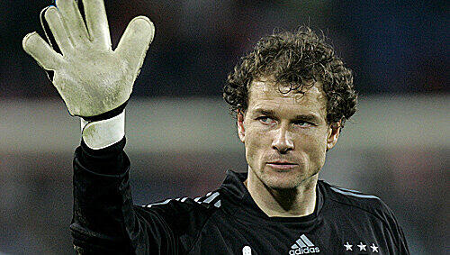Jens Lehmann dirigierte seine Vorderleute glänzend, gab auf dem Platz lautstark den Chef und empfahl sich für die EM – hinterher allerdings schwieg er. Jens Lehmann dirigierte seine Vorderleute glänzend, gab auf dem Platz lautstark den Chef und empfahl sich für die EM – hinterher allerdings schwieg er.