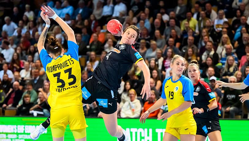 Alina Grijseels (M) steuerte beim 31:24 gegen die Ukraine sieben Tore bei.