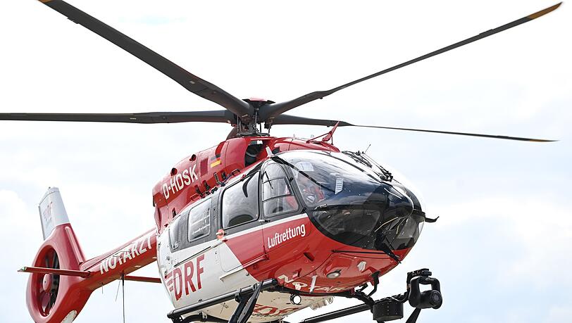 Ein Hubschrauber bringt zwei der sieben Verletzten in eine Klinik. (Symbolbild)