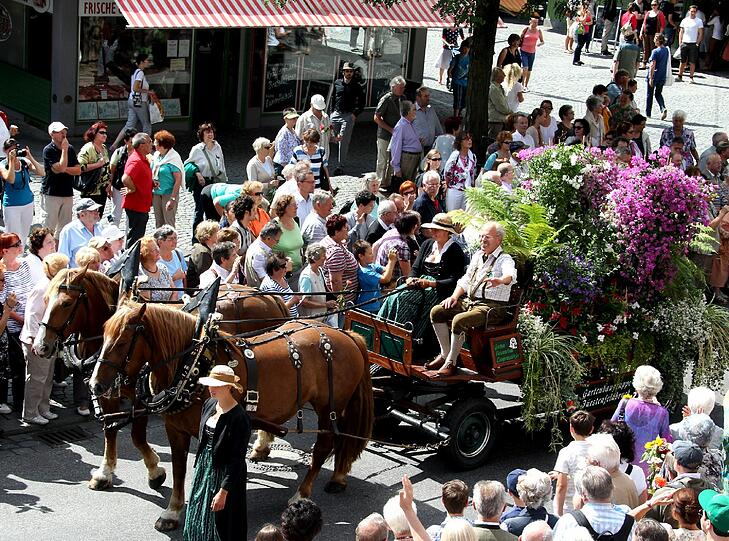 Der Gärtnerjahrtag geht auf ein Gelübde nach der Pestzeit im 17. Jahrhundert zurück. Bis heute wird es bei der heiligen Gertrud von Nivelles, der Schutzpatronin der Gärtner abgelegt. Das Gärtnerfest gehört mit Metzgersprung und Schäfflertanz zu den ältesten Brauchtümern der Stadt München.