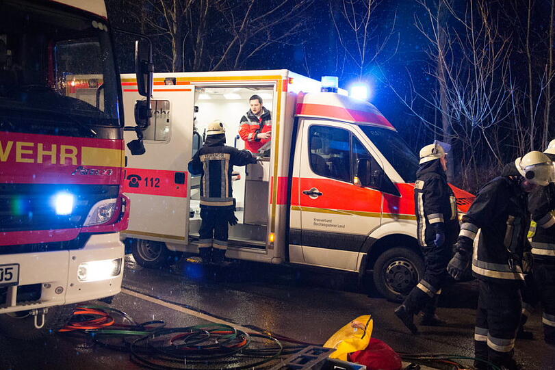 Wendemanöver mit schlimmen Folgen: Ein Auto auf der B20 bei Freilassing bemerkt zu spät, dass der BMW vor ihm wenden will. Es kommt zum Crash; der BMW-Fahrer wird schwer verletzt.