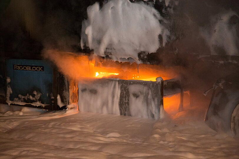 Die Feuerwehr musste einen brennenden Fleischanhänger mit Schaum löschen. Hier die Bilder vom Brand.