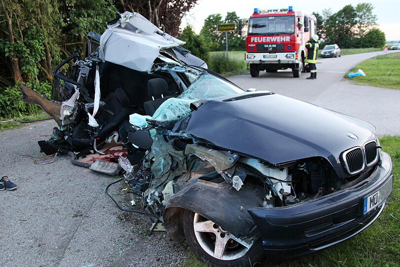 Unfall mit tödlichem Ausgang im Landkreis Mühldorf. Die Bilder vom Horror-Crash.