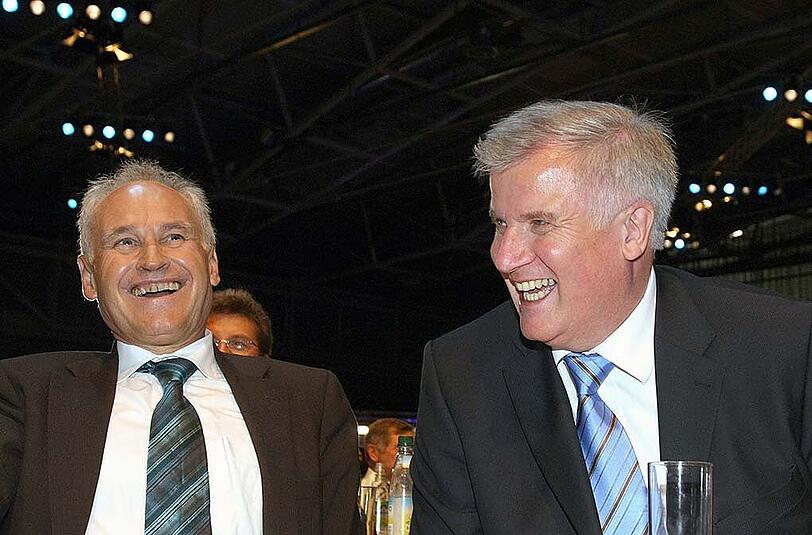 Sitzen heute nur noch selten nebeneinander: Erwin Huber mit Horst Seehofer, seinem Nachfolger als CSU-Parteichef.