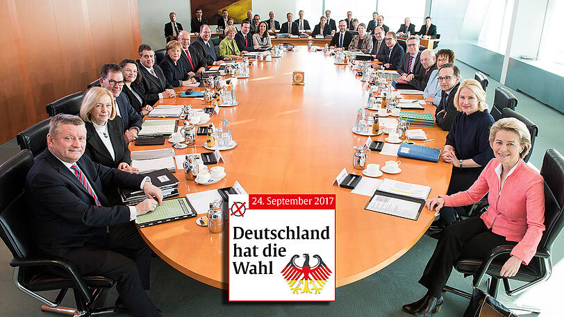 Und lächeln! Das Kabinettsfoto mit den Ministerinnen und Ministern aller Ressorts vom 15. Februar - damals war Manuela Schwesig noch Familienministerin.