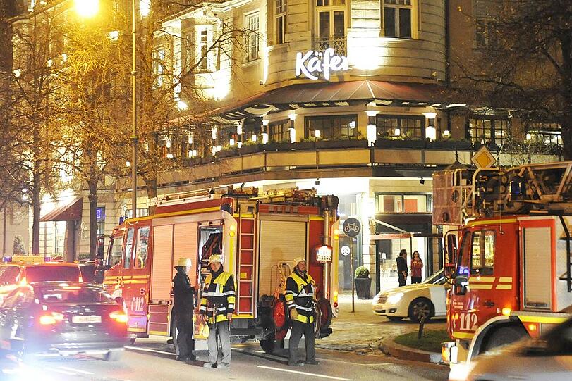 Feuerwehreinsatz bei Käfer am Samstagabend. Drinnen in der Küche hatte ein Kabel geschmort, berichtet die Feuerwehr.