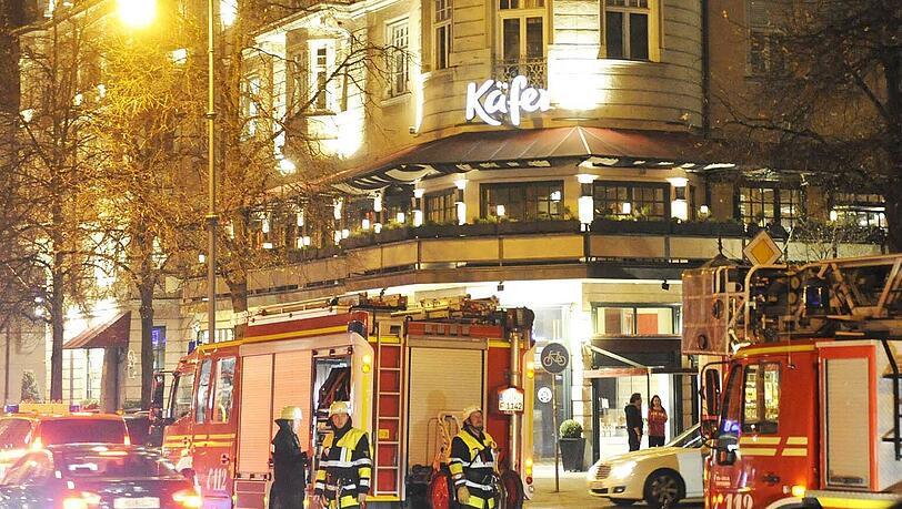 Feuerwehreinsatz bei Käfer am Samstagabend. Drinnen in der Küche hatte ein Kabel geschmort, berichtet die Feuerwehr. Feuerwehreinsatz bei Käfer am Samstagabend. Drinnen in der Küche hatte ein Kabel geschmort, berichtet die Feuerwehr.