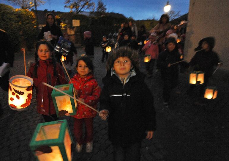 In Neuhausen ziehen die Kinder am Sonntag mit ihren Laternen durchs Viertel.