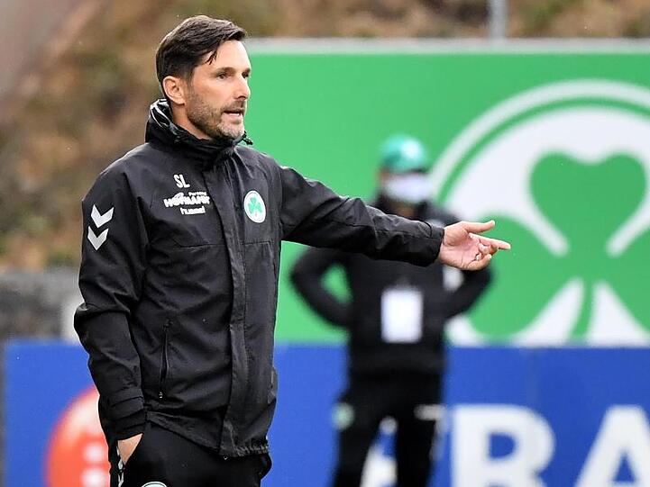 Fürths Trainer Stefan Leitl gibt Anweisungen. Foto: Philipp Guelland/epa/Pool/dpa/Archivbild