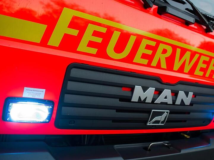 Ein Löschfahrzeug der Feuerwehr. Foto: Daniel Bockwoldt/dpa/Archivbild