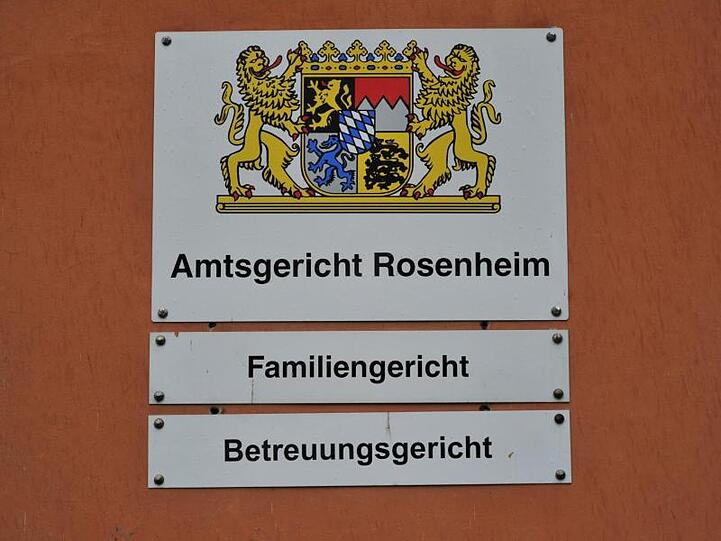 Ein Schild mit der Aufschrift "Amtsgericht Rosenheim". Foto: Peter Kneffel/dpa