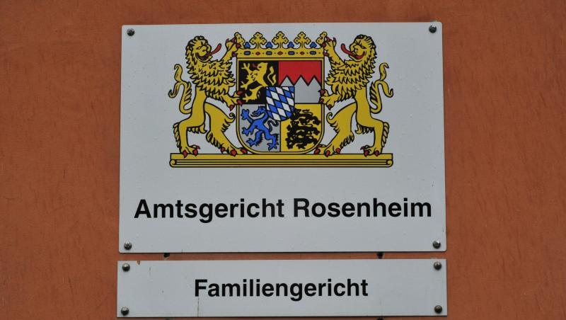 Ein Schild mit der Aufschrift "Amtsgericht Rosenheim". Foto: Peter Kneffel/dpa Ein Schild mit der Aufschrift "Amtsgericht Rosenheim". Foto: Peter Kneffel/dpa