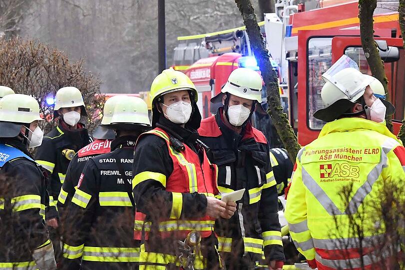 Im zweiten Obergeschoss eines Mehrfamilienhauses in der Bunsenstraße ist am Montagvormittag ein heftiger Wohnungsbrand ausgebrochen.