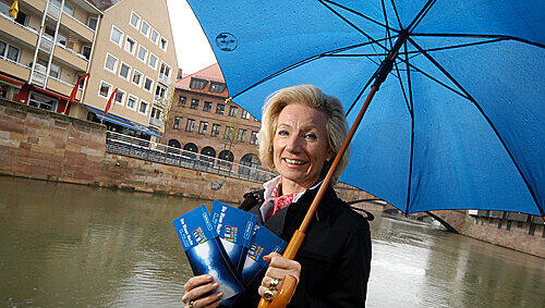Macht gute Mine zum bösen Wetter: Kulturreferentin Julia Lehner. Die Flyer-Präsentation unter einem Sonnenschirm gab sie auf Drängen der Fotografen bald auf. Macht gute Mine zum bösen Wetter: Kulturreferentin Julia Lehner. Die Flyer-Präsentation unter einem Sonnenschirm gab sie auf Drängen der Fotografen bald auf.