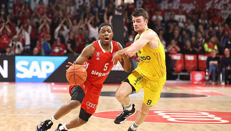 Zweikampf zwischen Cassius Winston (li.) und Jonas Mattisseck.