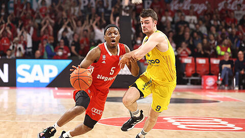 Zweikampf zwischen Cassius Winston (li.) und Jonas Mattisseck.