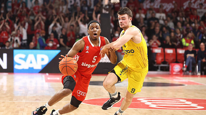 Zweikampf zwischen Cassius Winston (li.) und Jonas Mattisseck.