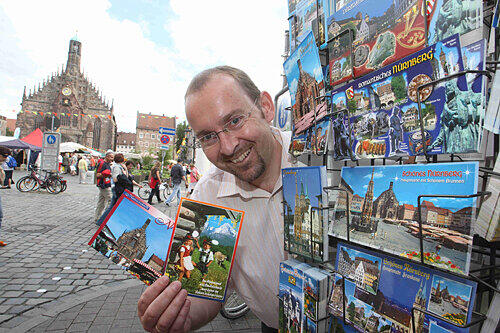 "Die Postkarte wird nicht aussterben": Klaus Birkmann weiß wovon er spricht. Im Photo Porst am Hauptmarkt verkauft ver hunderte Ansichtskarten pro Tag.
