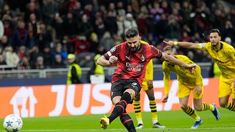 Mailands Olivier Giroud scheiterte vom Punkt an BVB-Keeper Gregor Kobel.