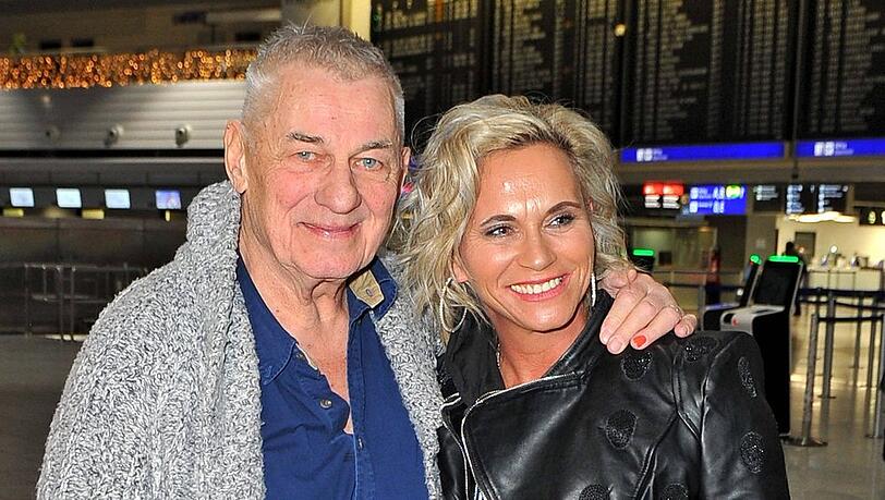 Heinz Hoenig und Ehefrau Annika K&auml;rsten-Hoenig Anfang des Jahres 2024 im Rahmen seiner Teilnahme am RTL-Format "Ich bin ein Star - Holt mich hier raus" am Flughafen.