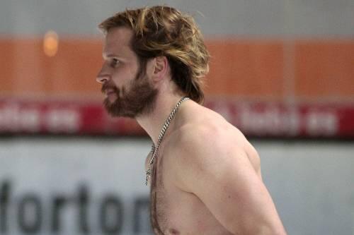 Nimmt das "oben ohne" sehr wörtlich: EHC-Star Markus Jocher.
