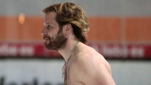 Nimmt das "oben ohne" sehr wörtlich: EHC-Star Markus Jocher. Nimmt das "oben ohne" sehr wörtlich: EHC-Star Markus Jocher.