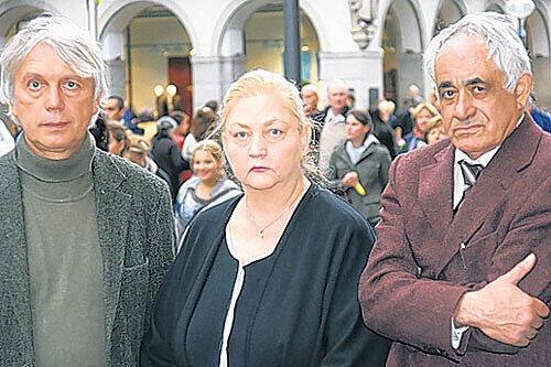 Verärgert: Hassan M. (rechts) und seine Frau Elisabeth. Daneben Rechtsanwalt Fricke.