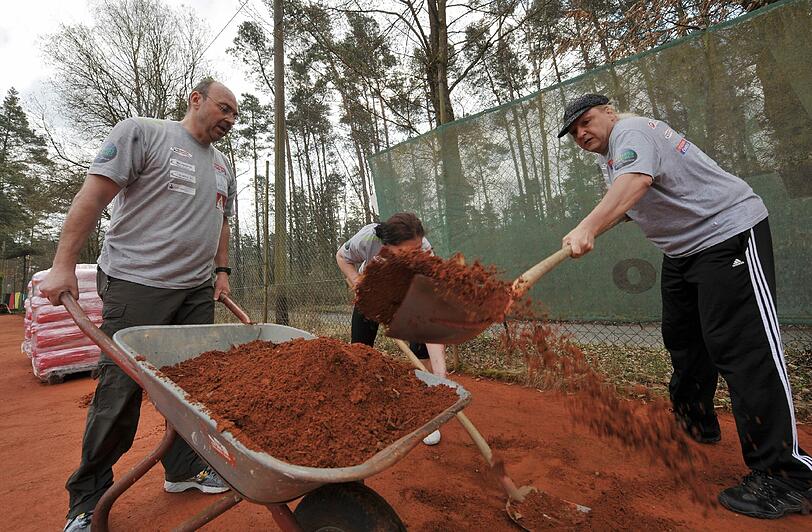 Harte Arbeit: Selma (rechts) schaufelt, während sich Mathias für den Abtransport des schweren Sandes in Stellung bringt.