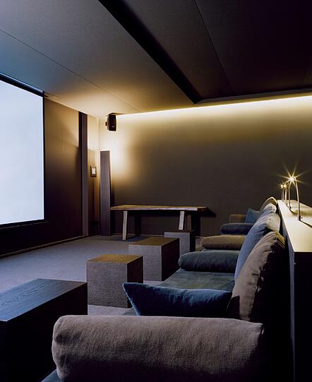 So edel gibt sich das neue Luxus-Kino im "Bayerischen Hof": Hier gibts Komfort und Champagner statt Drängelei und Popcorn-Krümeln.
