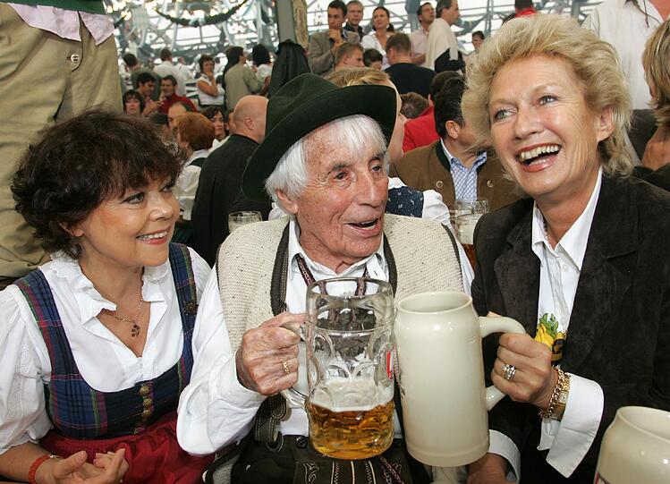 Johannes Heesters, und seine Frau Simone Rethel (l) und Frankfurts Oberbürgermeisterin Petra Roth 2005 auf der Eröffnung des 172. Oktoberfestes.