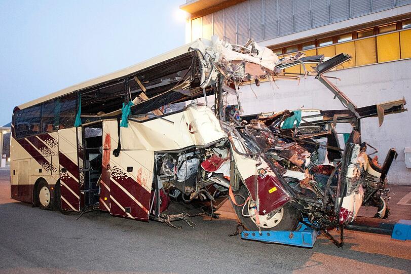 Horror-Unfall in der Schweiz: Die Bilder vom verunglückten Bus. Bei dem Crash kame 28 Menschen ums Leben - darunter 22 Kinder