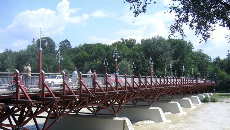 Bei der Bladenight am Montag ist eine Frau aus der Isar gerettet worden. Sie konnte schnell gerettet werden. Im Bild: Die Thalkirchner Brücke, wo der Unfall geschah. Bei der Bladenight am Montag ist eine Frau aus der Isar gerettet worden. Sie konnte schnell gerettet werden. Im Bild: Die Thalkirchner Brücke, wo der Unfall geschah.