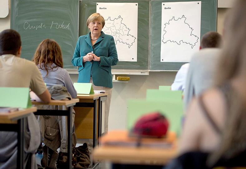 "Guten Morgen Frau Merkel" - Die Kanzlerin als Aushilfslehrerin in Berlin. Die Bilder!