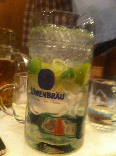 Die Mega-Maß besteht aus Wodka, Limetten, Eiswürfel und Jägermeister - und kostet 75 Euro. Prost!