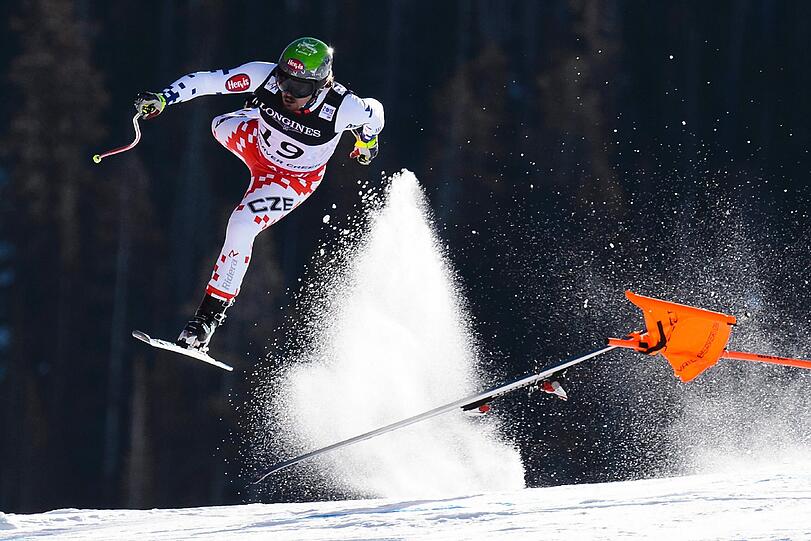 Der Tscheche Ondrej Bank liegt bei der Ski-WM in Vail Hermann-Maier-like in der Luft.