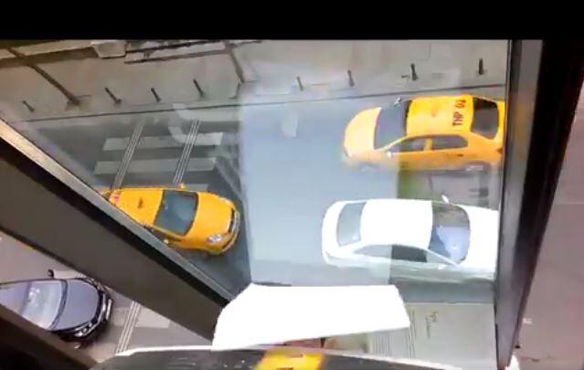 Der Drucker wirft Flugblätter auf die Straße am Gezi-Park.