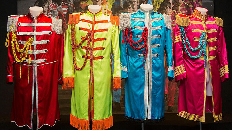 Diese bunten Anzüge trugen die vier Mitglieder der Beatles auf dem Albumcover von "Sgt. Pepper's Lonely Hearts Club Band".