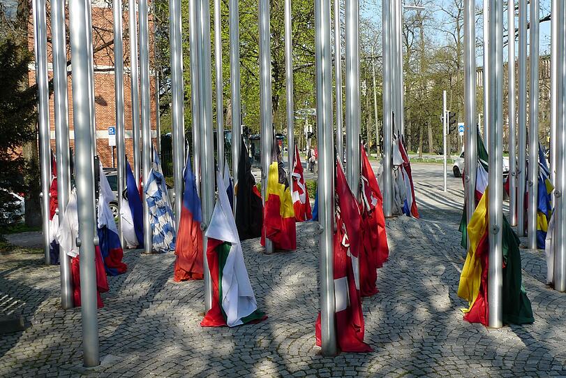 .... ist auf unter Halbmast: Die Fahnen werden täglich hegisst und abgenommen.