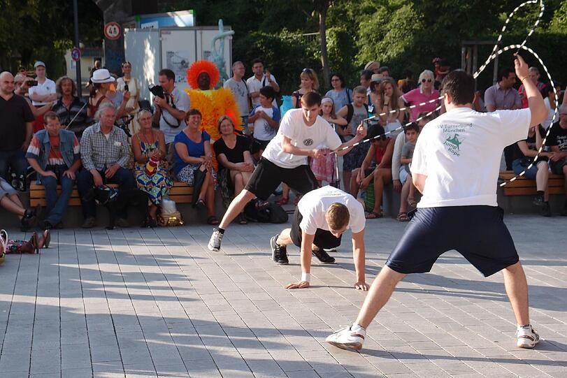 Die Rope Skipper vom Turnerbund zeigen beim Stadtteilfest ihr Können.