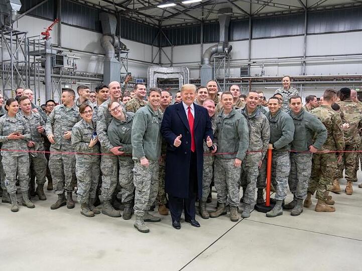 Donald Trump lässt sich 2018 während eines Zwischenstopps auf dem Stützpunkt der US-Luftwaffe in Ramstein mit Militärangehörigen fotografieren.