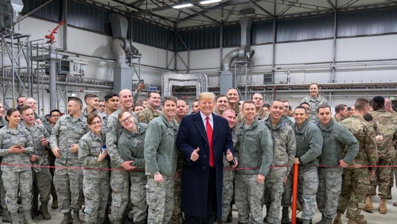 Donald Trump lässt sich 2018 während eines Zwischenstopps auf dem Stützpunkt der US-Luftwaffe in Ramstein mit Militärangehörigen fotografieren. Donald Trump lässt sich 2018 während eines Zwischenstopps auf dem Stützpunkt der US-Luftwaffe in Ramstein mit Militärangehörigen fotografieren.