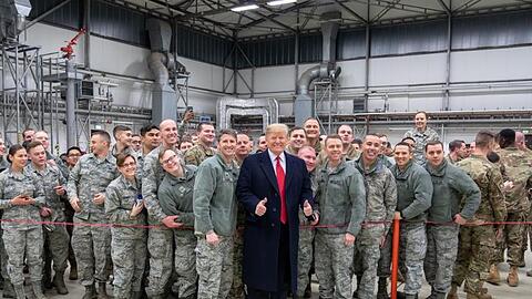 Donald Trump lässt sich 2018 während eines Zwischenstopps auf dem Stützpunkt der US-Luftwaffe in Ramstein mit Militärangehörigen fotografieren.