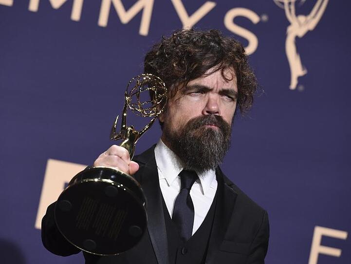 Peter Dinklage mit seinem Emmy als "Bester Nebendarsteller in einer Drama-Serie".